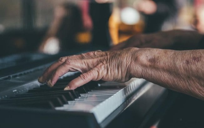 Tocar instrumentos musicais ou cantar melhora a memória na velhice