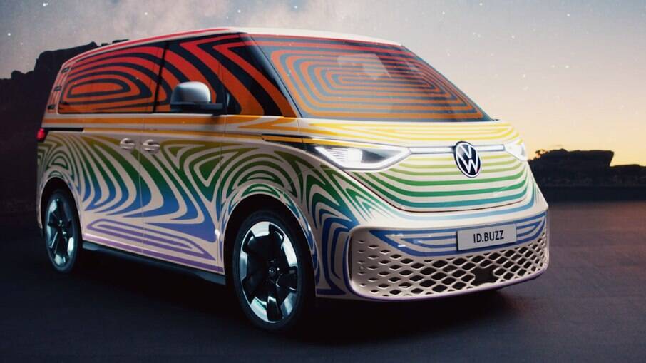 VW ID.Buzz: versão de produção do modelo elétrico aparece com camuflagem colorida  antes de ser lançada, no ano que vem