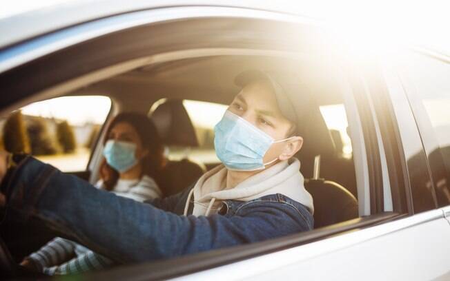 Mesmo isolado em um carro, é inevitável o contato com o vírus
