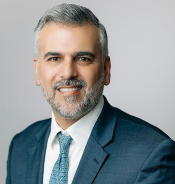 Colunista do iG, Gustavo Reis é vice-presidente da Frente Nacional de Prefeitos e da Associação Paulista de Municípios, além de ter sido prefeito de Jaguariúna (SP) por três mandatos. Sob sua gestão, a cidade foi eleita a mais inteligente do Brasil por cinco anos e alcançou a marca histórica de mortalidade infantil zero. Sua trajetória é marcada pela excelência em gestão pública, inovação tecnológica e premiações nacionais em educação e sustentabilidade.