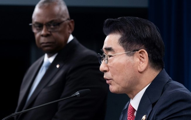 O ministro da Defesa da Coreia do Sul, Kim Yong Hyun, ao lado do secretário de Defesa americano, Lloyd Austin, em Arlington