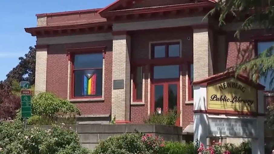 É tradição da Biblioteca Pública de Newberg hastear ma bandeira do orgulho durante o mês de junho, todos os anos