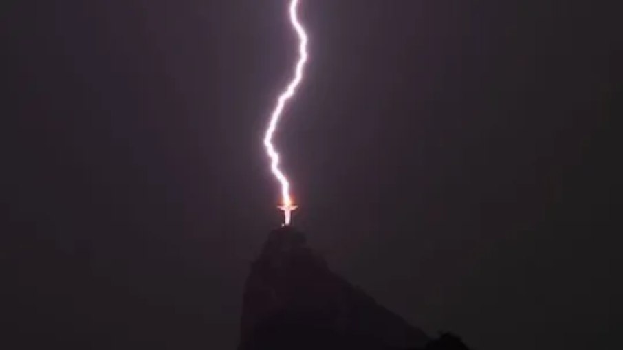 Raios atingem o Cristo Redentor no Rio de Janeiro