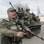 Atirador pró-Rússia abre caminho para veículo de combate com homens armados em seu topo em Slovyansk, Ucrânia (16/4). Foto: AP