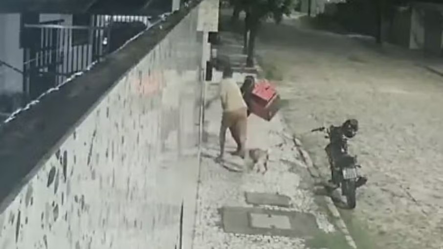Sargento manda entregador correr e atira duas vezes contra ele