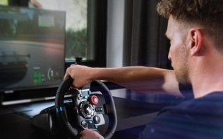 Por que esse volante gamer ainda é o mais vendido após 11 anos?