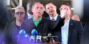 Bolsonaro defende Eduardo nos EUA: "Se vier para cá, está preso"