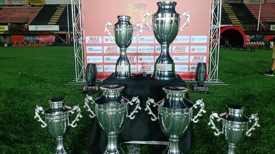 Troféus de premiação da Copa Crias de Guarulhos. Troféus de premiação da Copa Crias de Guarulhos.