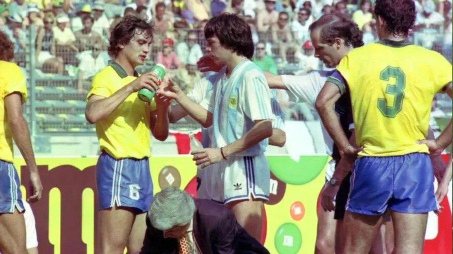 O lateral-esquerdo brasileiro Branco, um dos principais cobradores de falta da seleção, durante a Copa do Mundo de 1990. O jogador afirmou que passou mal após beber uma água oferecida durante o clássico contra a Argentina, episódio que ficou conhecido como “água batizada