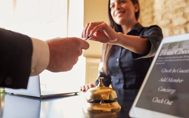 Aprenda como você deve se comportar em um hotel e não faça feio Aprenda como você deve se comportar em um hotel e não faça feio