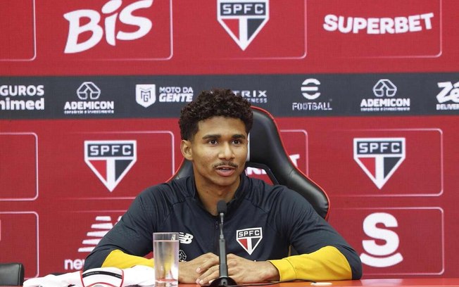 Jogador escolheu a camisa 32 em homenagem ao clube Jogador escolheu a camisa 32 em homenagem ao clube