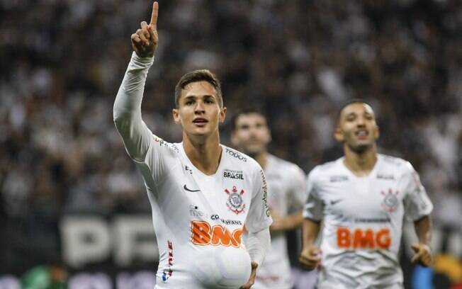 Mateus Vital comemora um dos gols pelo Corinthians