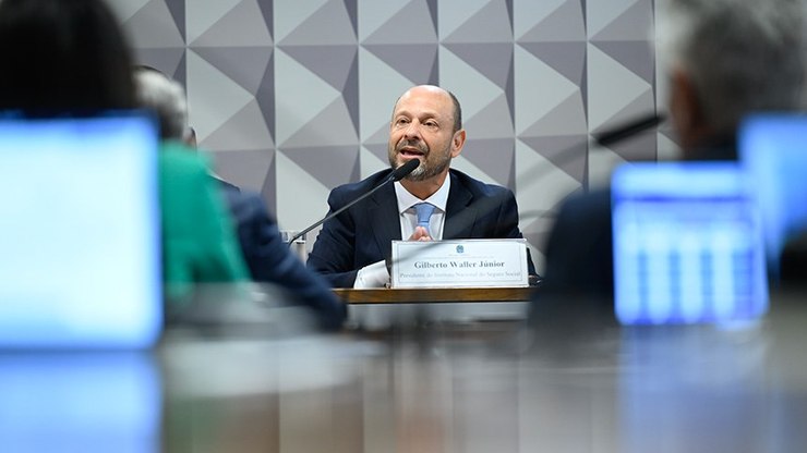 Banco liberou empréstimos a 2 mil mortos, diz presidente do INSS