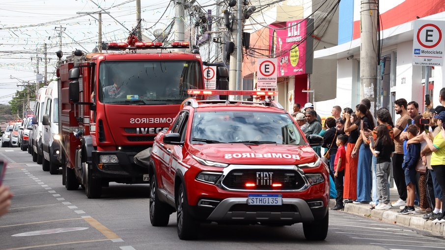 Viaturas do Corpo de Bombeiros abriram o desfile de 7 de Setembro em Vinhedo Viaturas do Corpo de Bombeiros abriram o desfile de 7 de Setembro em Vinhedo