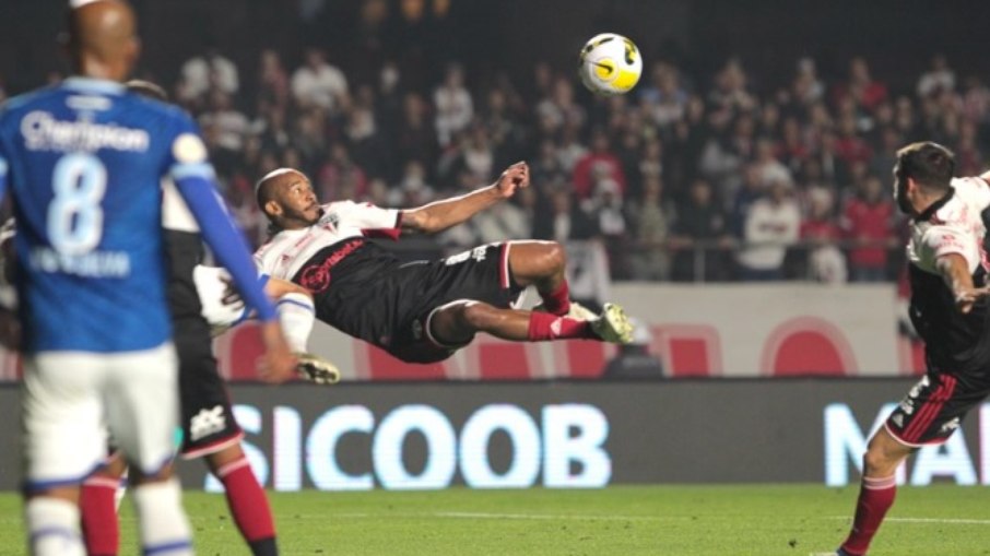 Patrick marcou um golaço e ajudou a construir a goleada do São Paulo sobre o Avaí