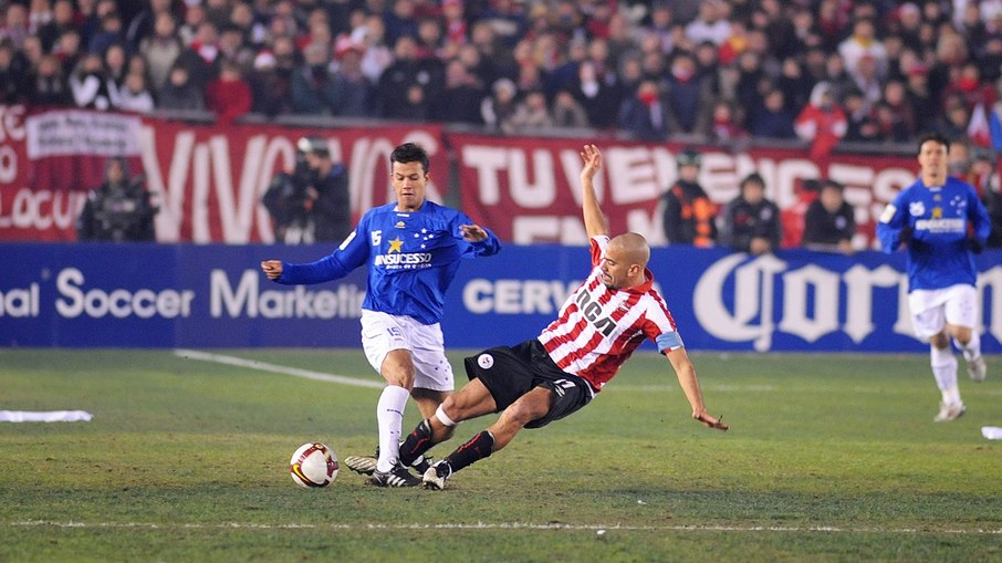 Disputa de bola entre Henrique e Verón, no 1º jogo da final da Libertadores de 2009 Disputa de bola entre Henrique e Verón, no 1º jogo da final da Libertadores de 2009