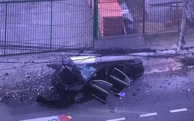 Carro colidiu contra poste, deixando duas pessoas feridas