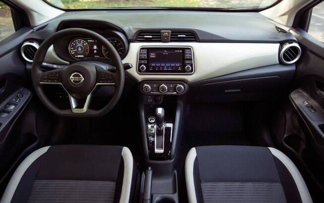 Interior é praticamente igual ao do SUV Kicks, mas com isolamento acústico mais caprichado para reduzir o nível de ruído