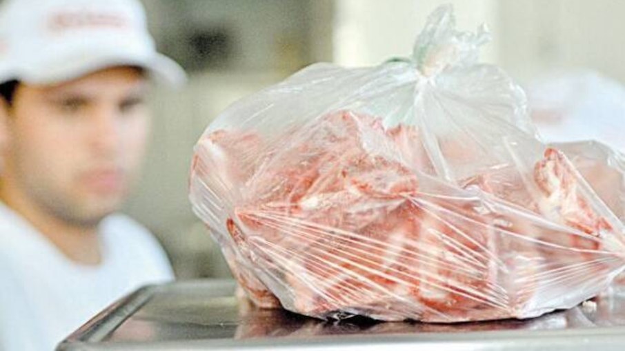 Preço da carne suína vai em contramão da inflação e registra queda no último ano 