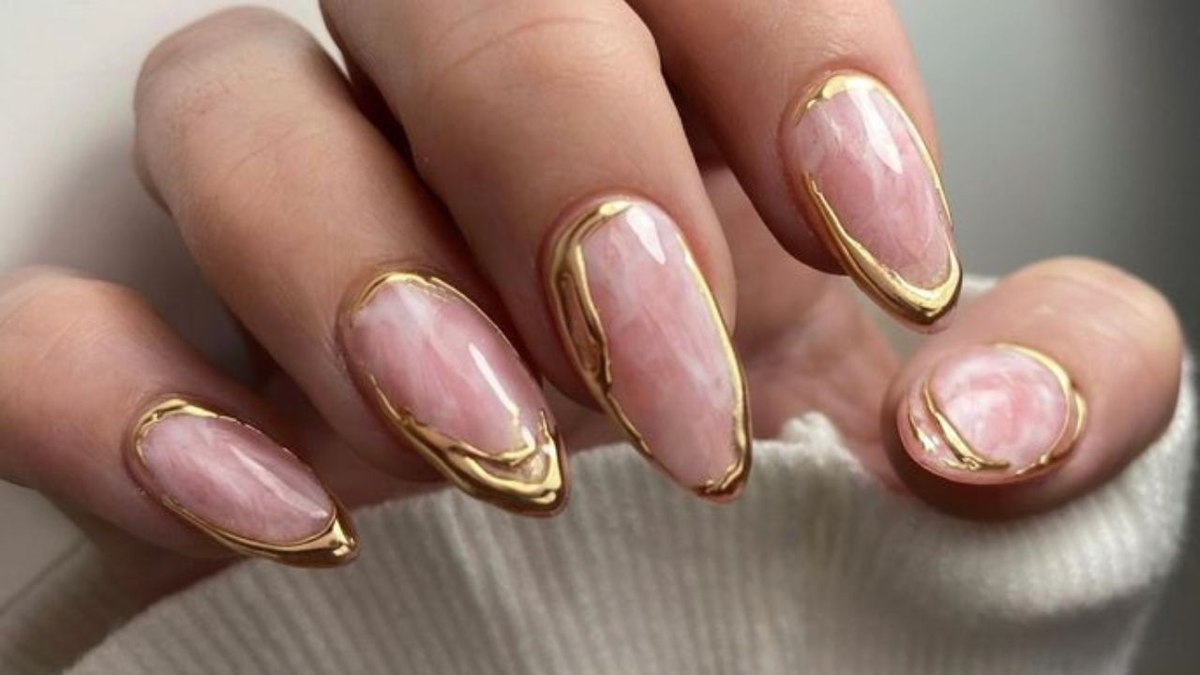 5 unhas chiques decoradas com dourado perfeitas para festas e eventos