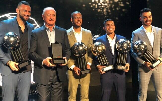 Quatro jogadores do Palmeiras e o técnico Luiz Felipe Scolari receberam o tradicional prêmio Bola de Prata, de melhores do Brasileirão 2018