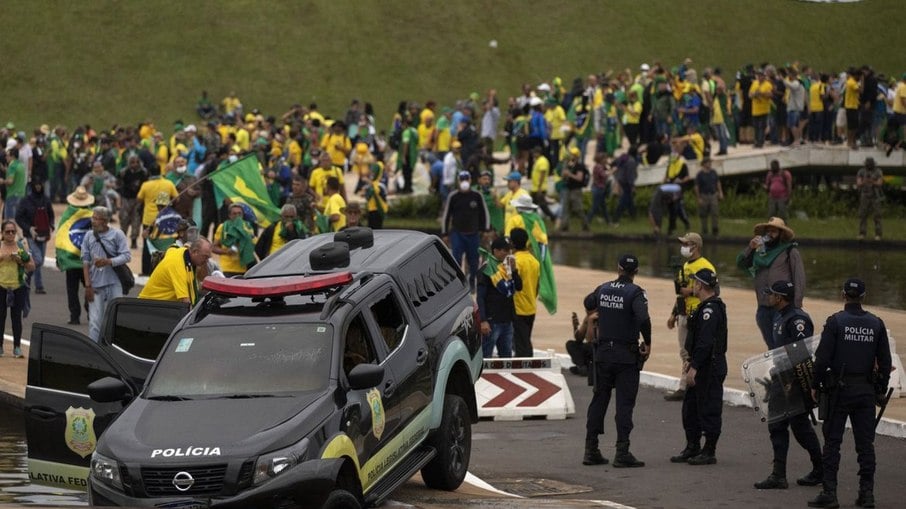 Imagem mostra invasão de bolsonaristas em tentativa fracassada de golpe 