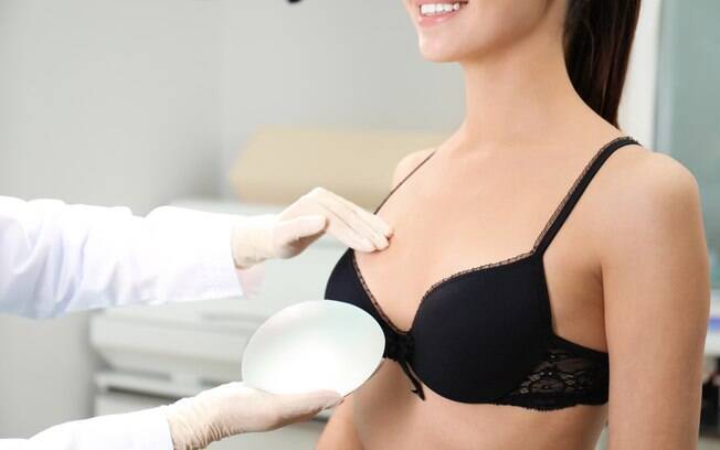 Mulheres com silicone também - e devem - realizar a mamografia; importante é que o exame seja realizado com cuidado