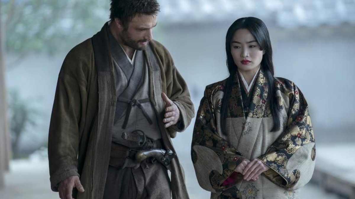 Anna Sawai ao lado de Cosmo Jarvis em Xógum: A Gloriosa Saga do Japão Anna Sawai ao lado de Cosmo Jarvis em Xógum: A Gloriosa Saga do Japão