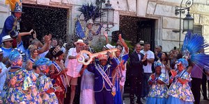 Eduardo Paes entrega chave da cidade e abre carnaval 2026 no RJ