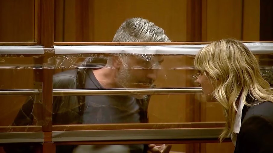 Steve Farzam foi acusado de se passar por bombeiro depois que a polícia encontrou um caminhão em sua casa Steve Farzam foi acusado de se passar por bombeiro depois que a polícia encontrou um caminhão em sua casa