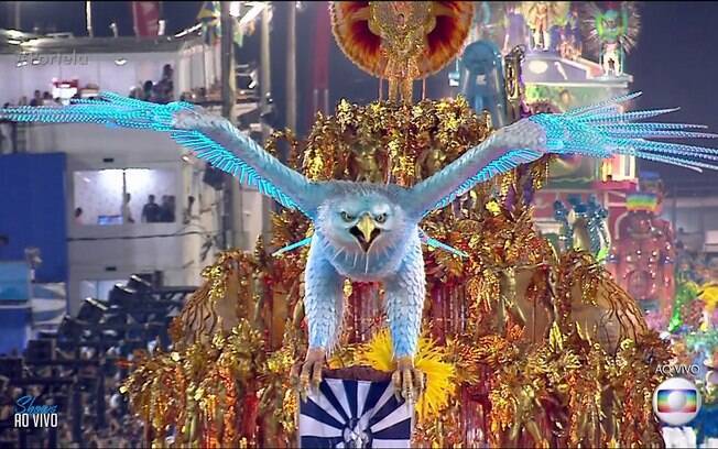 O carro abre-alas da Portela era imenso, dourado e serviu para preparar o público para o show que estava por vir