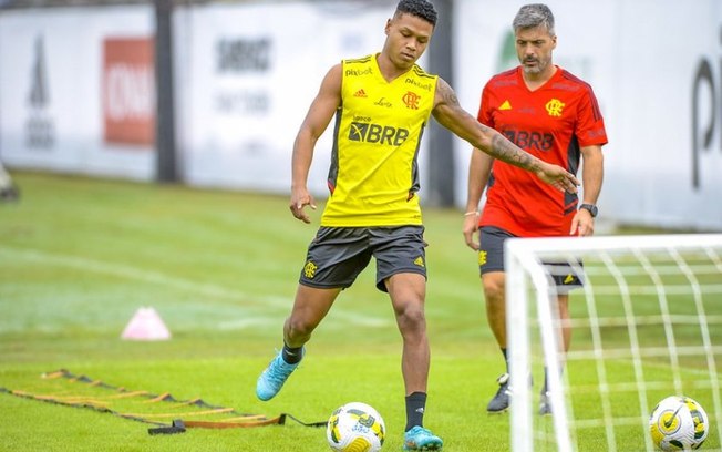 Jogador do Flamengo inicia transição e volta a trabalhar com bola após cirurgia