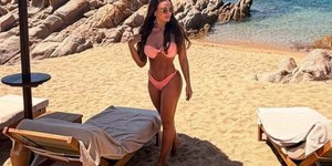 Nicole Bahls posa de biquíni e exibe corpão bronzeado na Itália