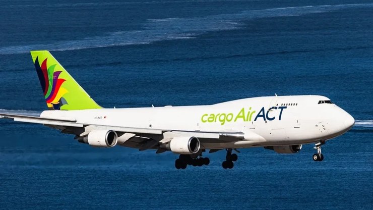 Avião derrapa em aeroporto, cai no mar e mata dois em Hong Kong