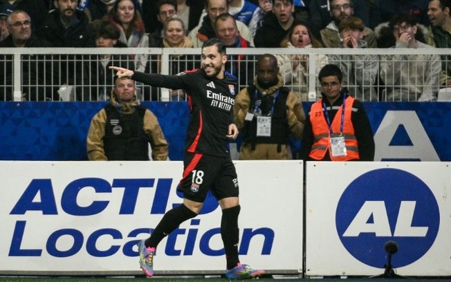 O atacante do Lyon, Rayan Cherki, comemora seu gol contra o Auxerre no Stade de l'Abbe-Deschamps, em 13 de abril de 2025 em Auxerre O atacante do Lyon, Rayan Cherki, comemora seu gol contra o Auxerre no Stade de l'Abbe-Deschamps, em 13 de abril de 2025 em Auxerre