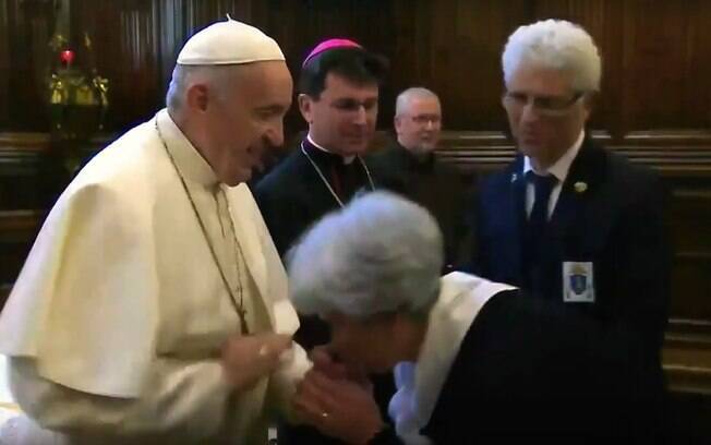 Com agenda progressista, papa Francisco rejeita o tradicional beijo no 'anel do pescador'; veja o vídeo da cena