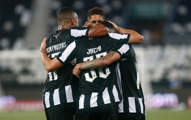 Botafogo atropela o Juventude e sobe pra terceiro no Brasileirão