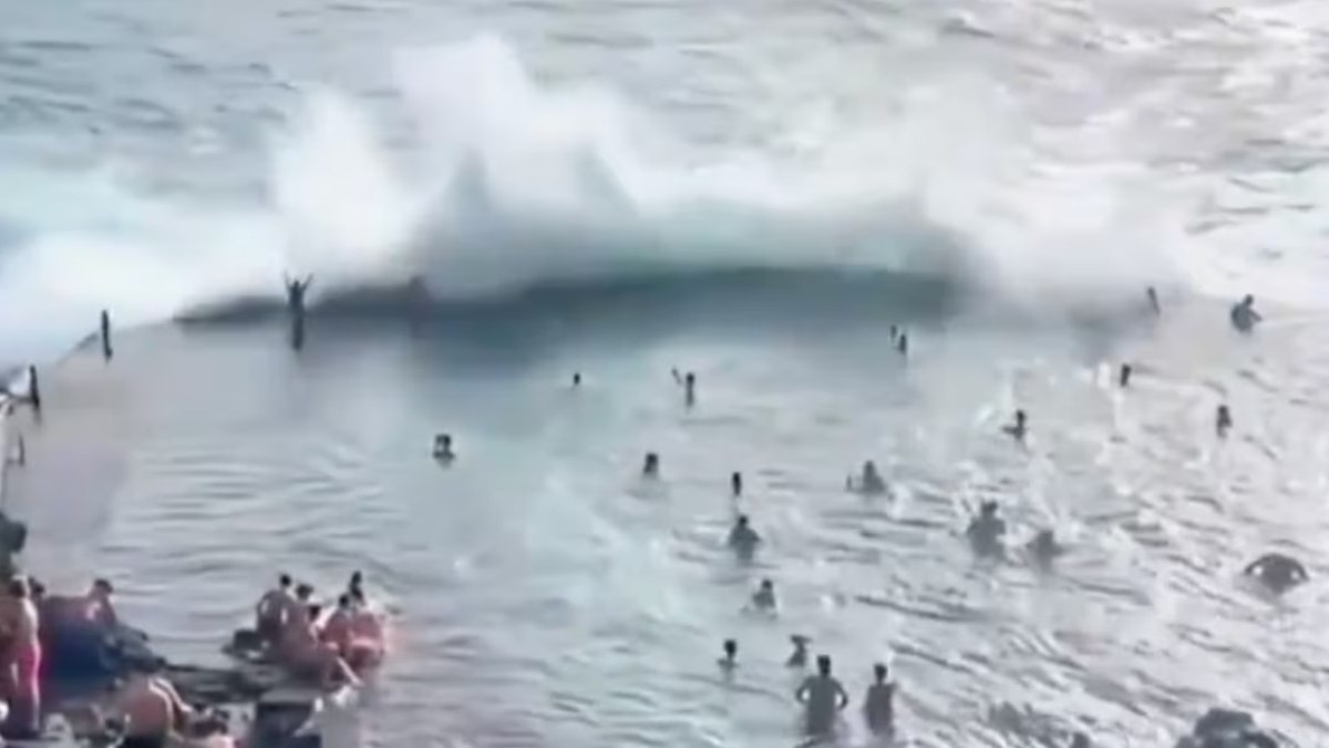 Onda gigante invade piscina natural em praia e deixa 4 mortos Onda gigante invade piscina natural em praia e deixa 4 mortos