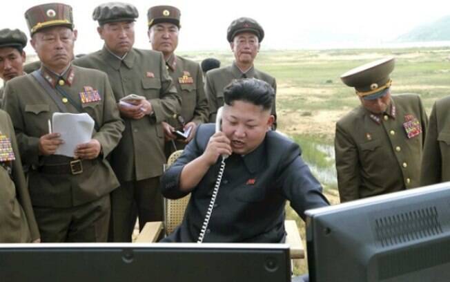 Líder da Coreia do Norte, Kim Jong-un, ao lado de militares durante lançamento de míssil do país 