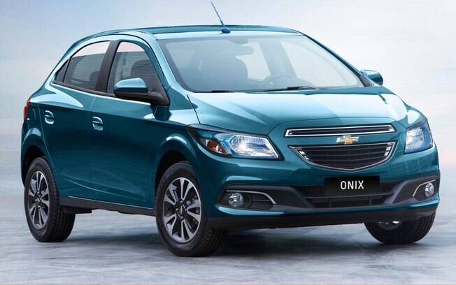 A lista dos carros pioneiros não poderia ficar sem o Chevrolet Onix, primeiro fabricado no Brasil com central multimídia