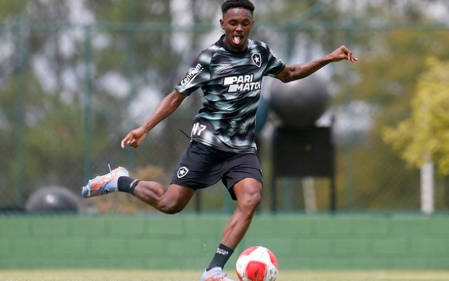 Exame detecta lesão muscular na coxa direita de Jeffinho e atacante irá desfalcar o Botafogo por 10 semanas