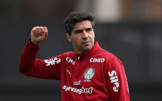 Abel Ferreira orienta atletas durante treinamento do Palmeiras