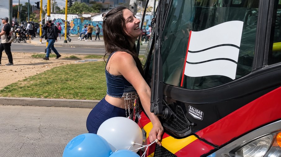 Yeline Lizbeth Patiño se casou com a linha A60/F60 do TransMilenio, sistema de ônibus de Bogotá Yeline Lizbeth Patiño se casou com a linha A60/F60 do TransMilenio, sistema de ônibus de Bogotá
