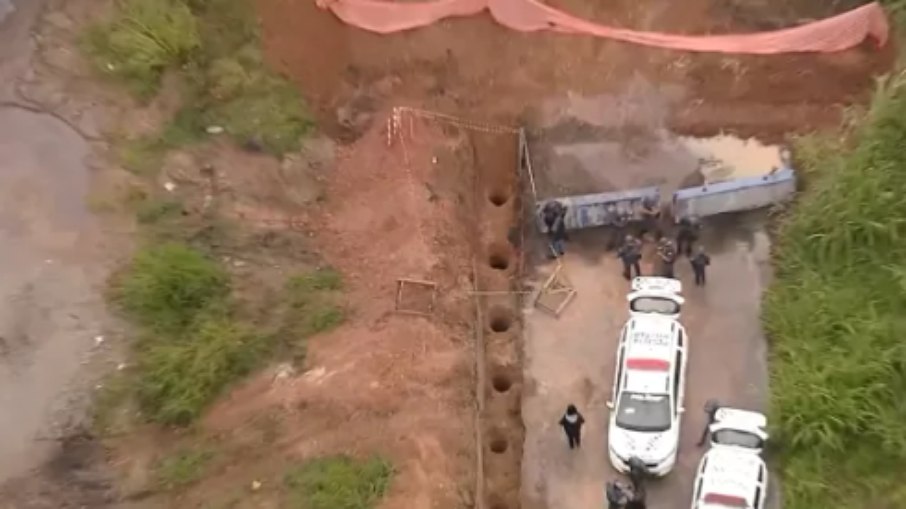 Área com buracos onde foi encontrado o corpo do empresário