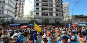 Banda de Ipanema celebra 60º desfile e arrasta multidão
