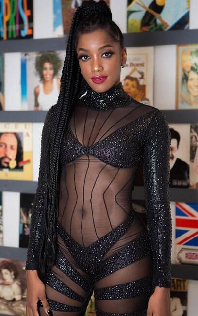 A cantora Iza apostou nas box braids e fez um penteado, prendendo as tranças em um rabo de cavalo longo Iza