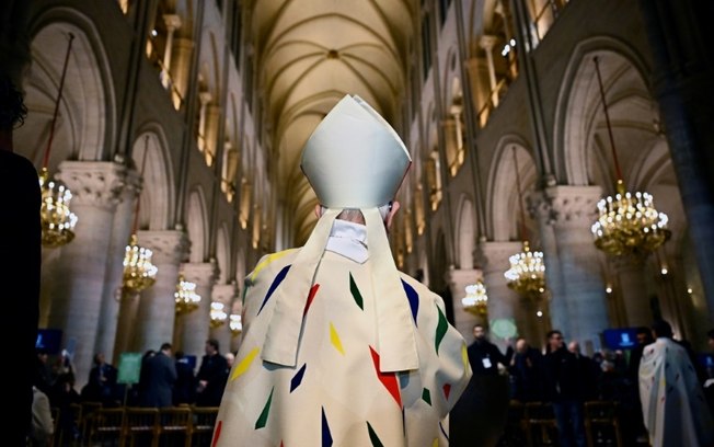 Pouco antes do início da primeira missa celebrada em Notre-Dame de Paris desde o incêndio em abril de 2019, em 8 de dezembro de 2024