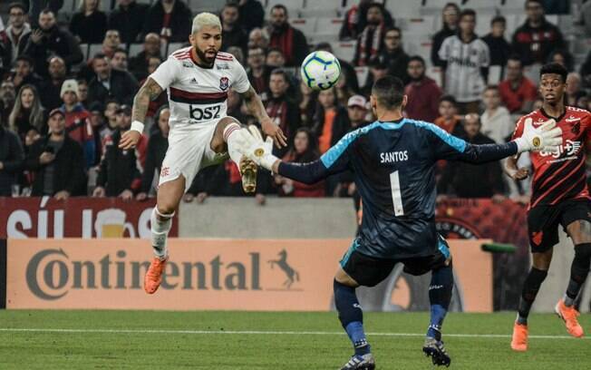 Gabigol fez o gol de empate do Flamengo na partida de ida das quartas da Copa do Brasil contra o Athlético-PR