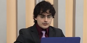 Dudu Camargo chama atenção com novo visual em programa de TV