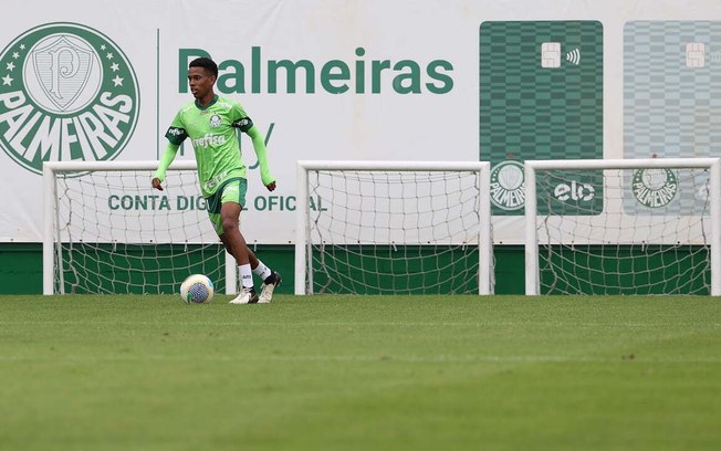 Estêvão em ação na Academia de Futebol pelo Palmeiras